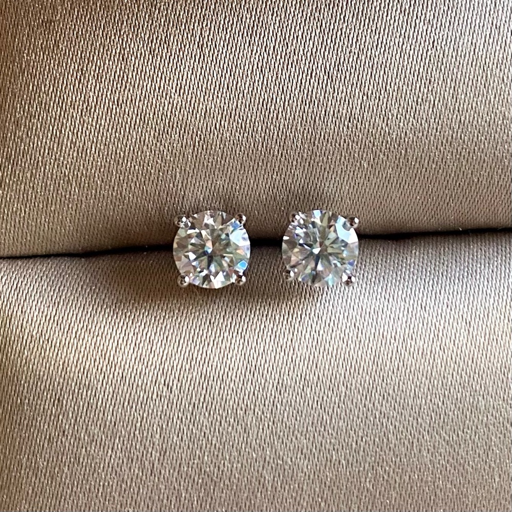 Beautiful 0.5 ct Moissanite Diamond silver earrings studs - Picture 3 of 4